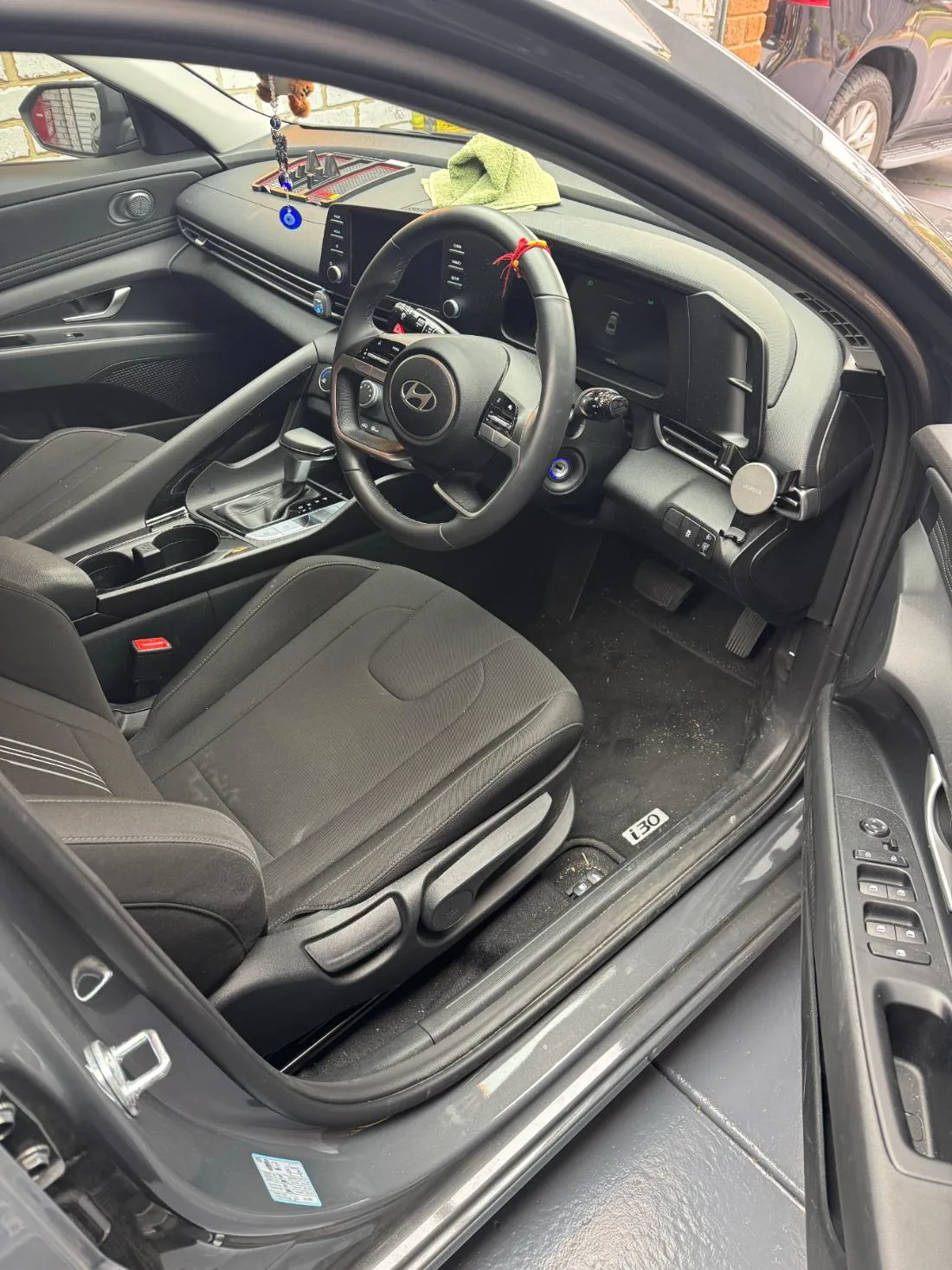 Interior detail · Hyundai i30 driver side before